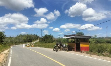 CEGAH KEJAHATAN LINTAS BATAS, SATGAS PAMTAS YONKAV 3/AC BUAT POS SEKAT DI JALAN POROS