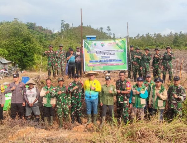 PERKUAT KETAHANAN PANGAN, SATGAS PAMTAS YONKAV 3/AC HADIRI PENANAMAN JAGUNG DI BADAU