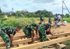 AKSI NYATA PRAJURIT SATGAS PAMTAS YONKAV 3/AC, PERBAIKI JEMBATAN DEMI KELANCARAN WARGA PERBATASAN