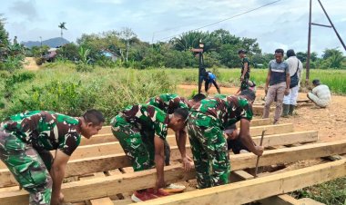 AKSI NYATA PRAJURIT SATGAS PAMTAS YONKAV 3/AC, PERBAIKI JEMBATAN DEMI KELANCARAN WARGA PERBATASAN